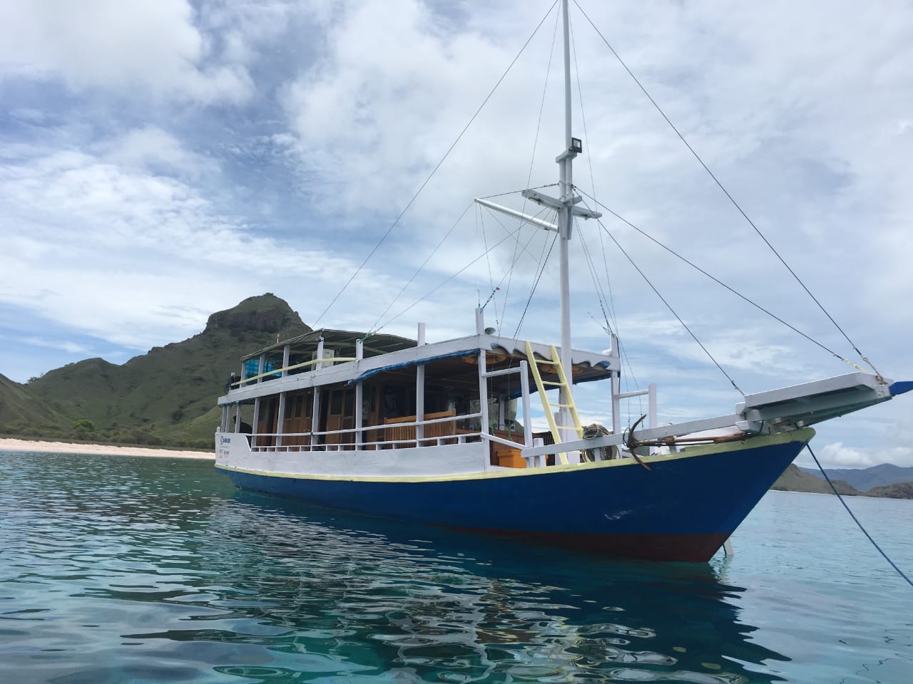boat komodo tour, komodo tour boat, boat tour komodo island, komodo island tours