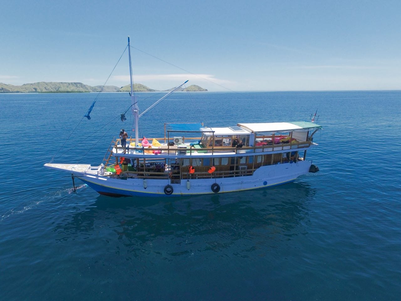 sail komodo tours, bali to komodo island tours, komodo beach tour, komodo sailing tour